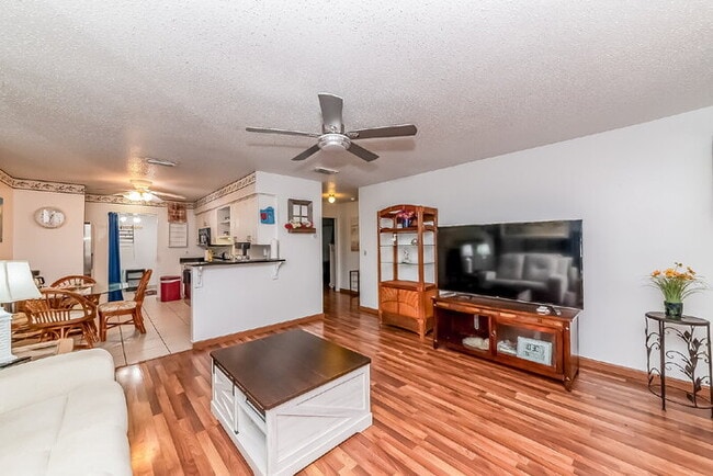 Building Photo - Move-in ready 2 bed, 2 bath villa in Heritage Village West, a quiet 55+ community in West Bradent...