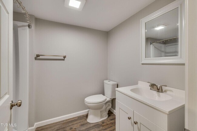 Building Photo - 336 W Ln St