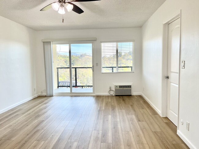 Living Room. - 1356 Douglas St