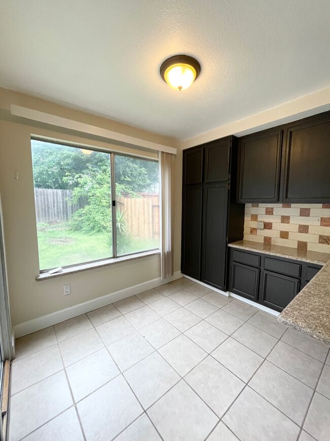 Building Photo - Recently Refreshed 3 bedroom with Central ...