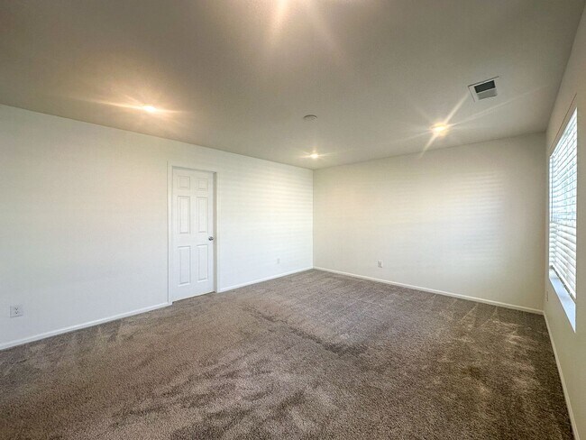 Building Photo - East Facing 3bd 2.5ba paired home in Senderos Creek!