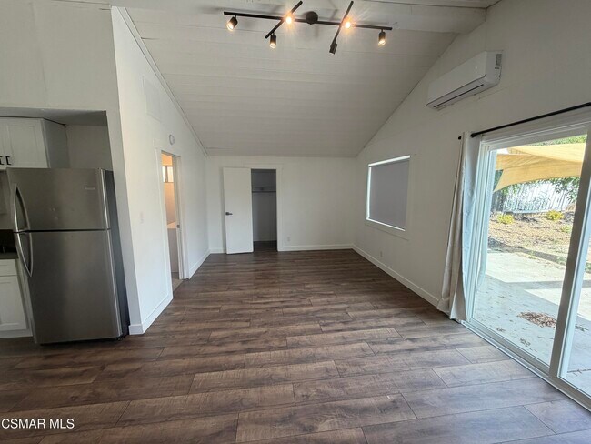 Building Photo - 1332 Calle Crisantemo