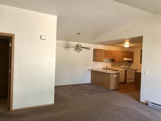 Building Photo - 451 Linden Dr