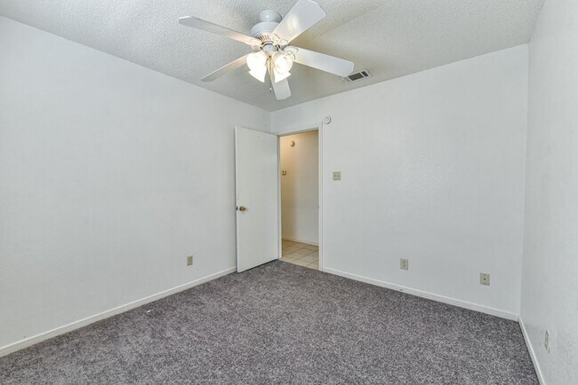 Building Photo - 3708 Hereford Ln