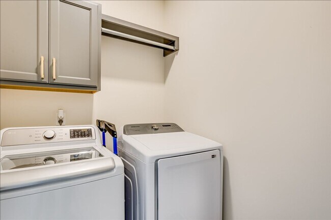 Building Photo - BEAUTIFUL 5 BEDROOM HOME  WITH LAKE VIEW A...