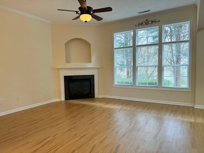 Building Photo - 3 Bedroom Townhome in Wakefield