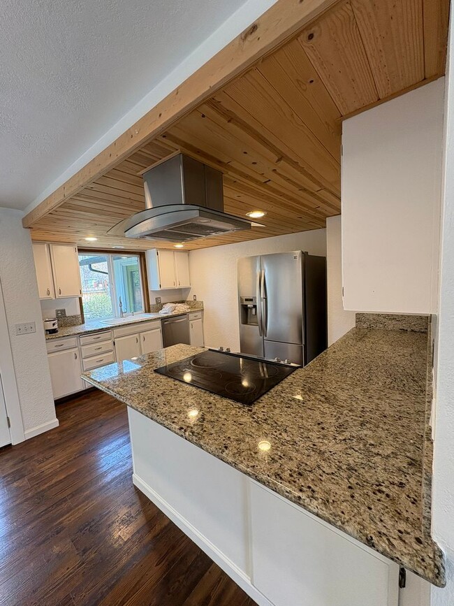 Building Photo - 4 Bed 2 Bath House Modern Comfort Meets En...
