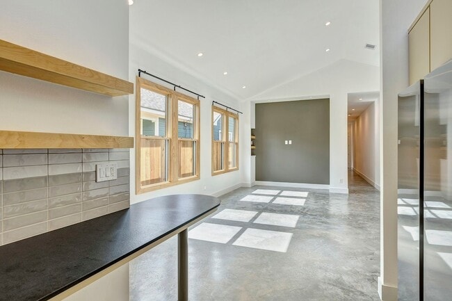 Building Photo - 907 Kern St