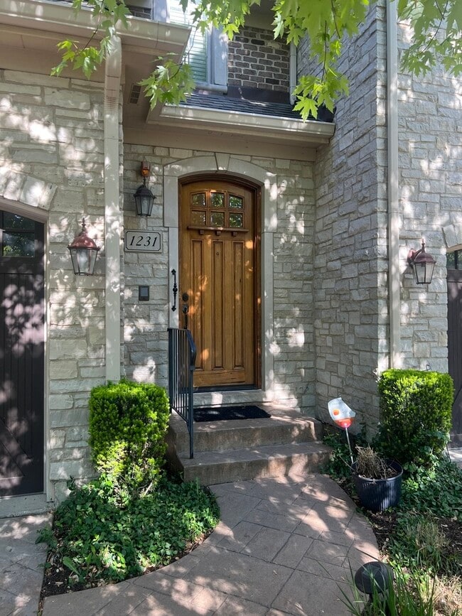 Building Photo - 1231 Caroline Ct