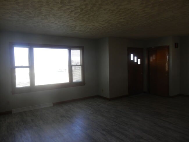 Building Photo - 3 Bed 2 Bath Farmhouse!