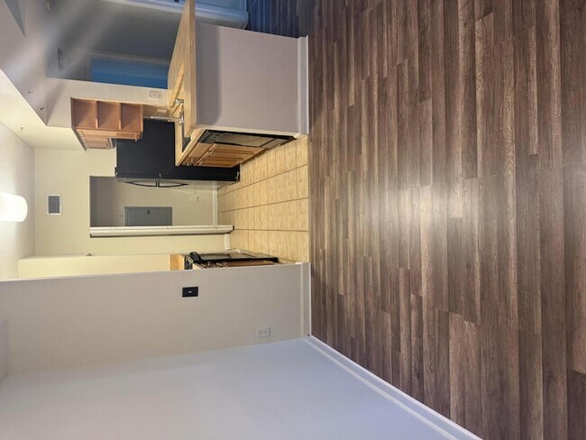 Building Photo - 9901 Baywinds Blvd