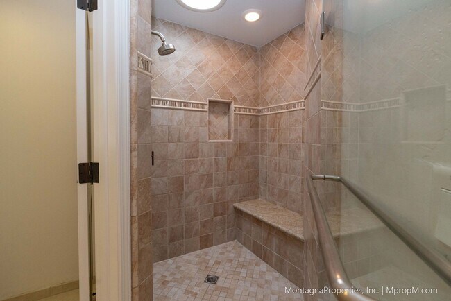 Building Photo - Beautiful, meticulously updated and  maint...