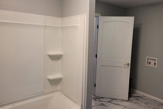 Building Photo - *Knoxville 37917 - FIVE bedroom, 2 bath newly remodeled home - Call Brad Croisdale (865) 805-9964