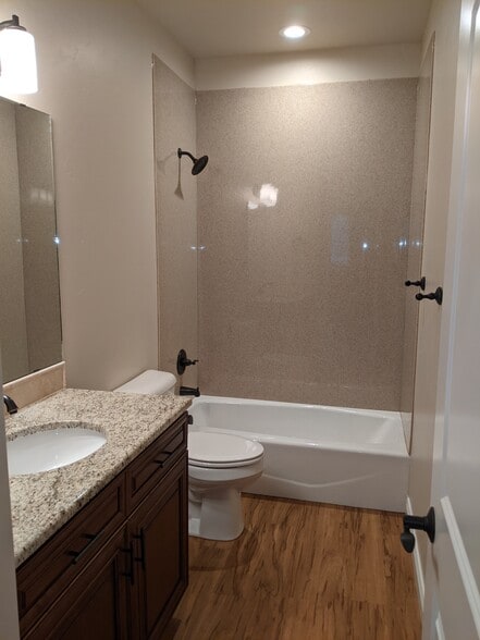 Main Bath - 5609 Franklin Dr