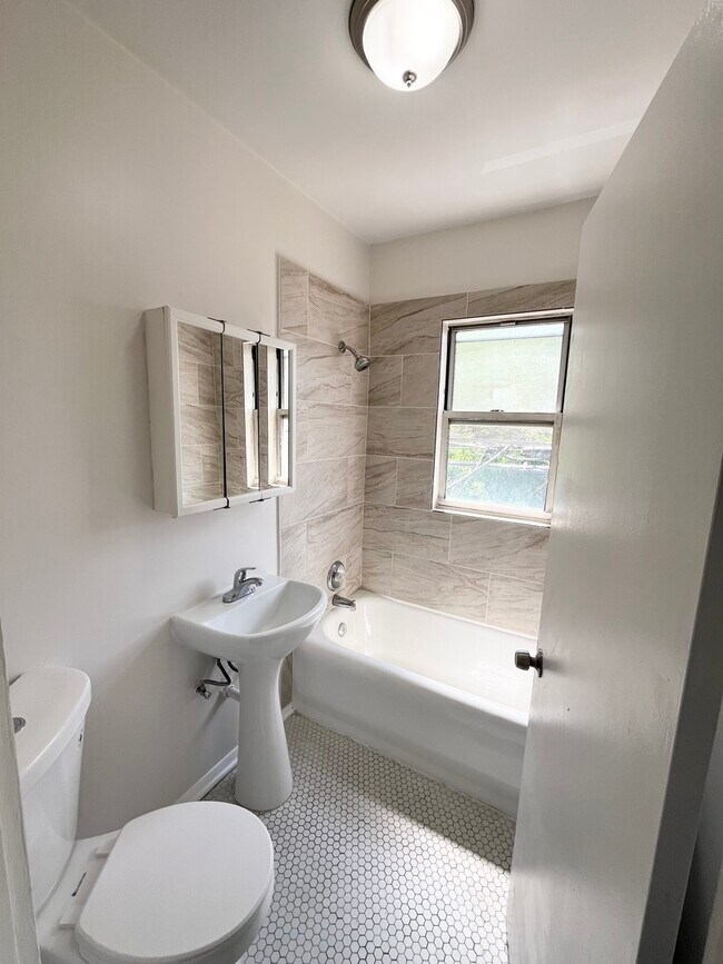 Building Photo - 948 N Kildare Ave