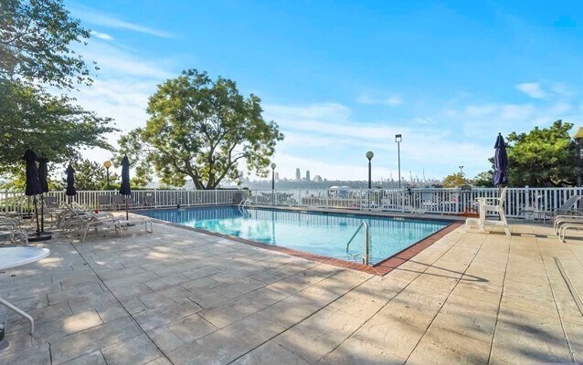 Building Photo - 1055 River Rd