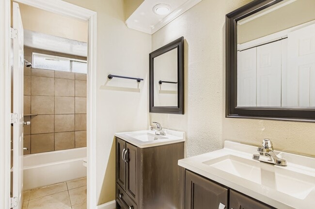 Building Photo - 15710 Sandy Hill Dr