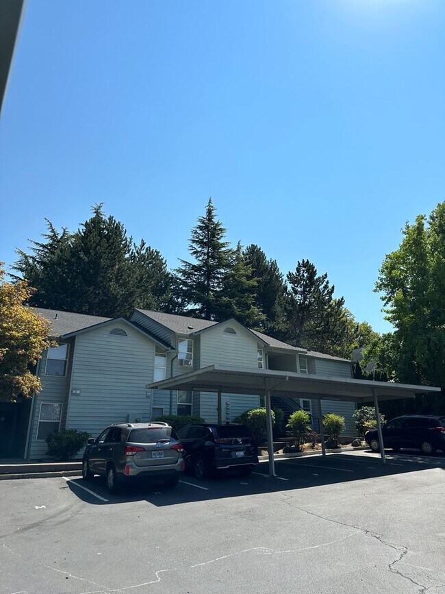 Building Photo - Large 2 Bedroom in Lake Oswego-Newly Renovated Property, 1 Month Free! (Lake Oswego)
