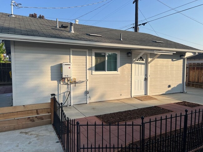 Building Photo - Charming 1 bedroom home