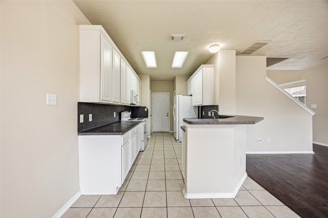 Building Photo - 14322 Mooreview Ln