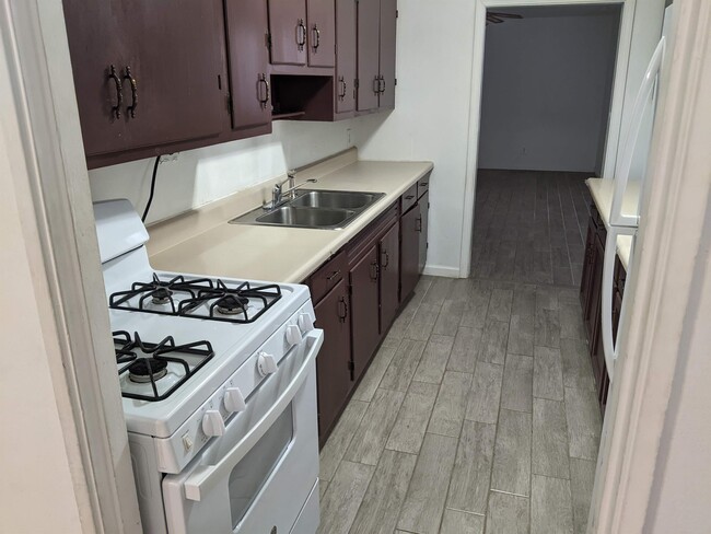 Building Photo - 1301 Sunset Dr