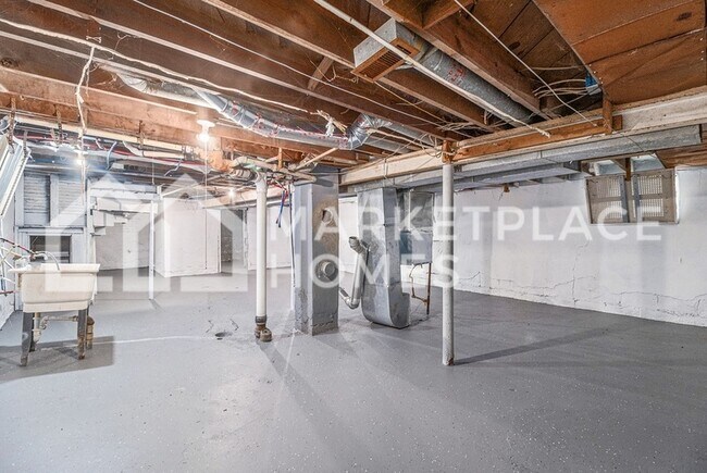 Building Photo - 20410 Hull St