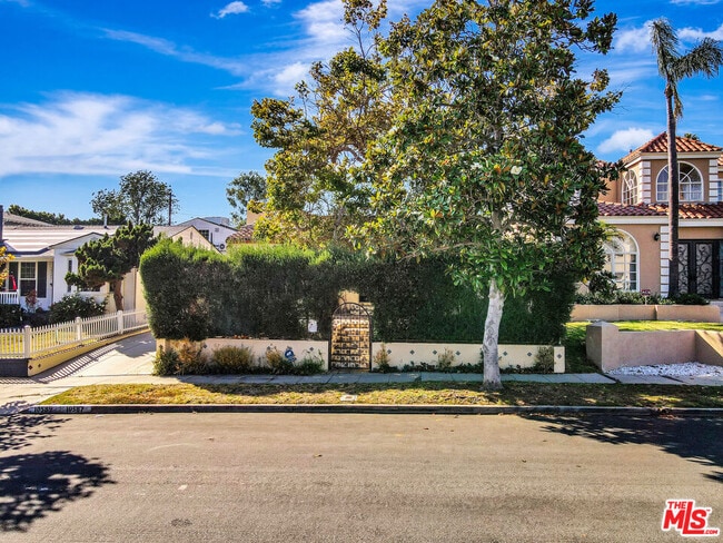 Building Photo - 10587 Holman Ave