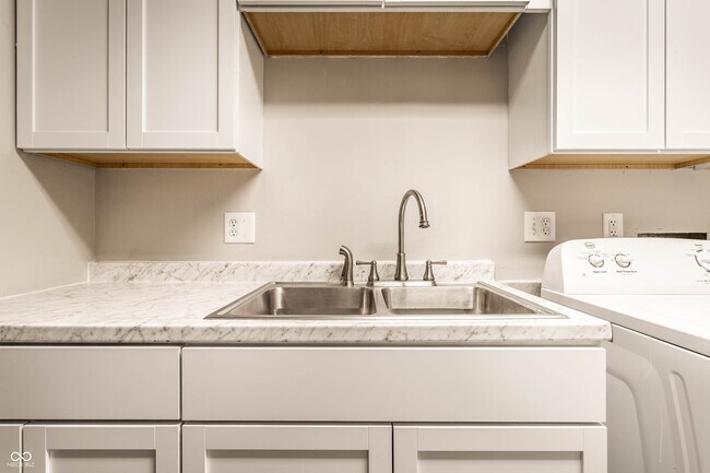 Building Photo - 4839 Oakwood Trail