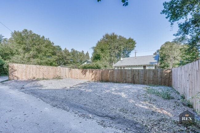 Building Photo - Central Location, Hardwood Floors, Recently Updated