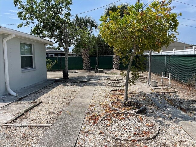 Building Photo - 1327 Honor Dr