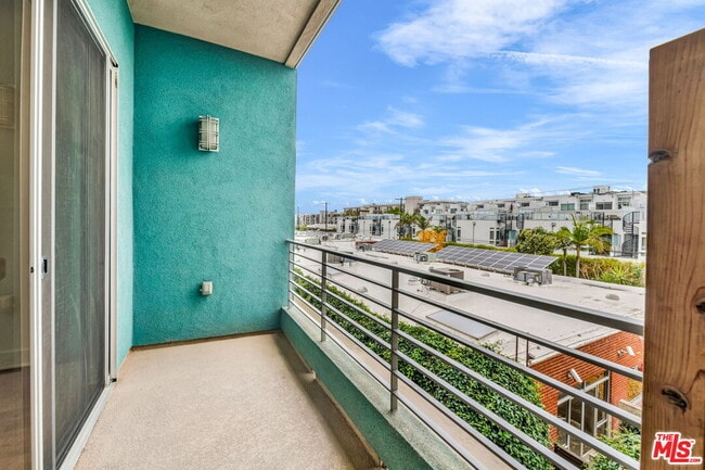 Building Photo - 4211 Redwood Ave