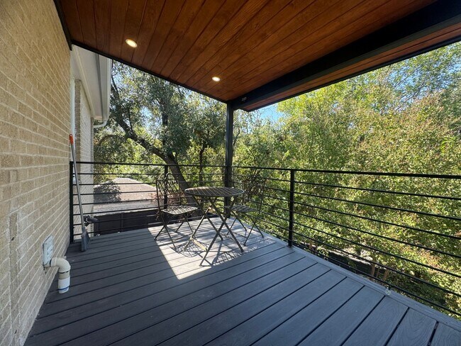 Building Photo - Remodeled 6 Bedroom Walking Distance to UT