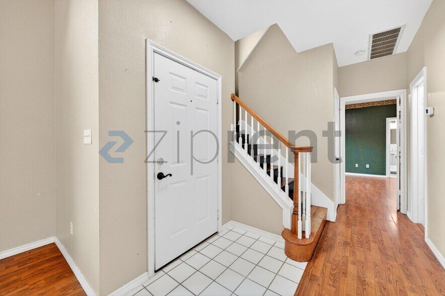 Building Photo - Unit