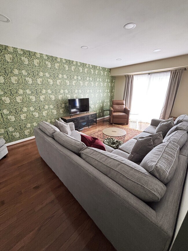 Building Photo - 5107 Cliffhaven Dr