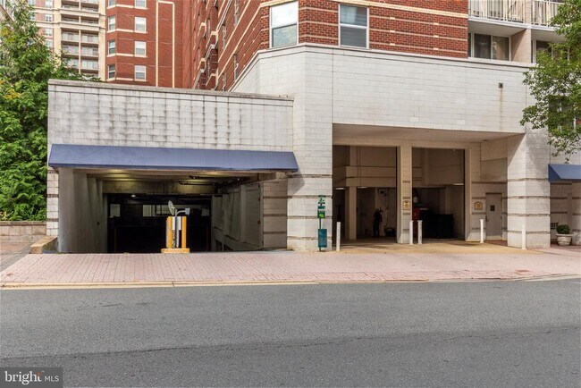 Building Photo - 880 N Pollard St