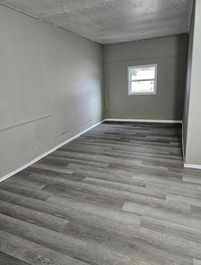 Building Photo - 4 Bedroom House Available