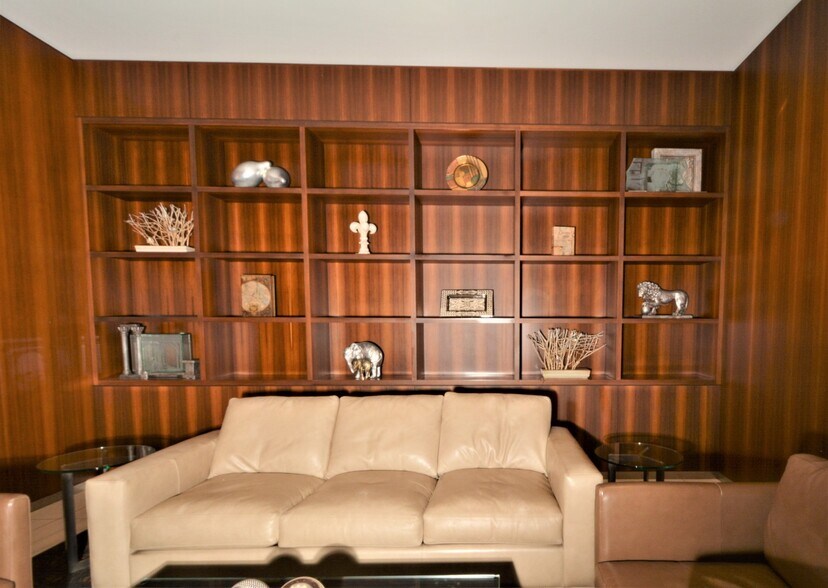 Building Photo - 65 E Monroe St