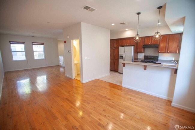 Building Photo - Beautiful updated 3-level, 3BR2.5BA and 2-car garage townhome!