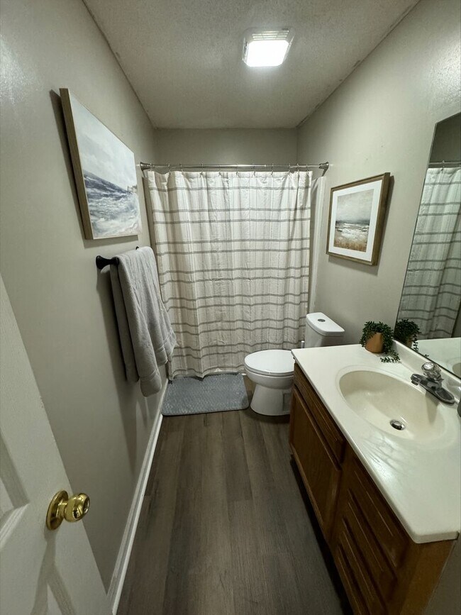 Building Photo - 913 Bagwell Dr