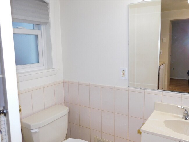 Building Photo - 11 Rensselaer Dr