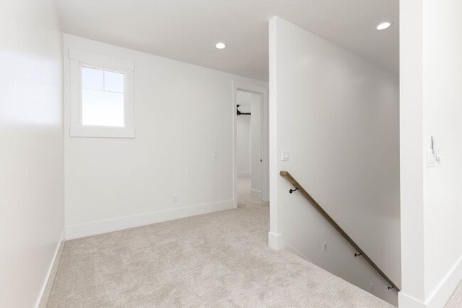 Building Photo - 6 bed / 4 bath / 3 car garage custom home in Pecan Valley