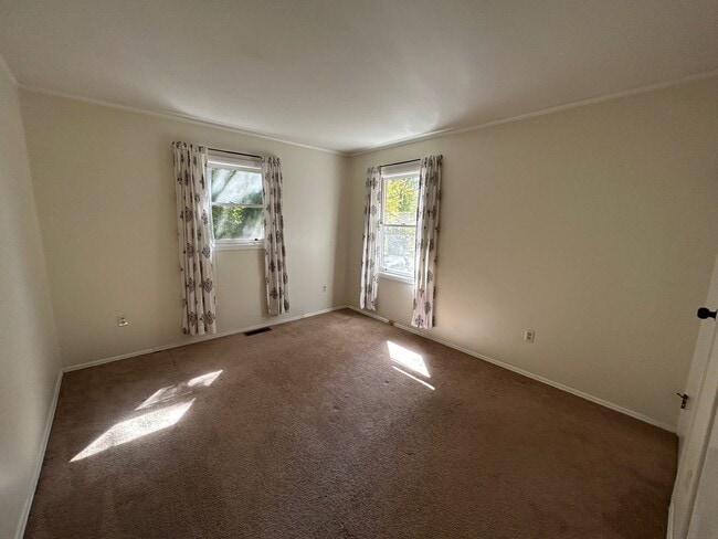 Building Photo - Kenilworth - Adorable 2 Bedroom House