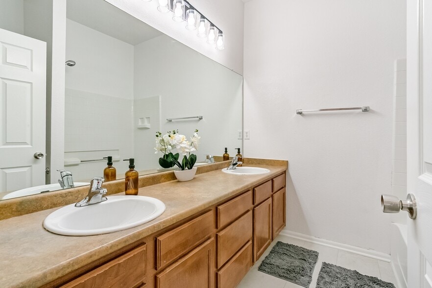 Building Photo - 5178 Netherland St