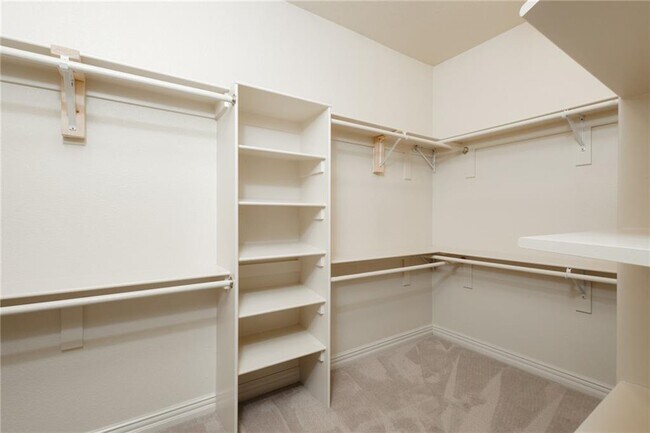 Building Photo - 621 Rockcliff Rd