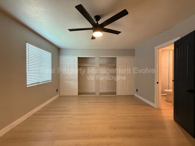 Building Photo - 429 E Greenway Dr