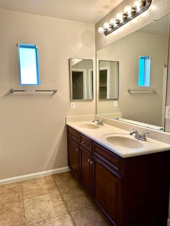 Building Photo - 1920 E Bell Rd