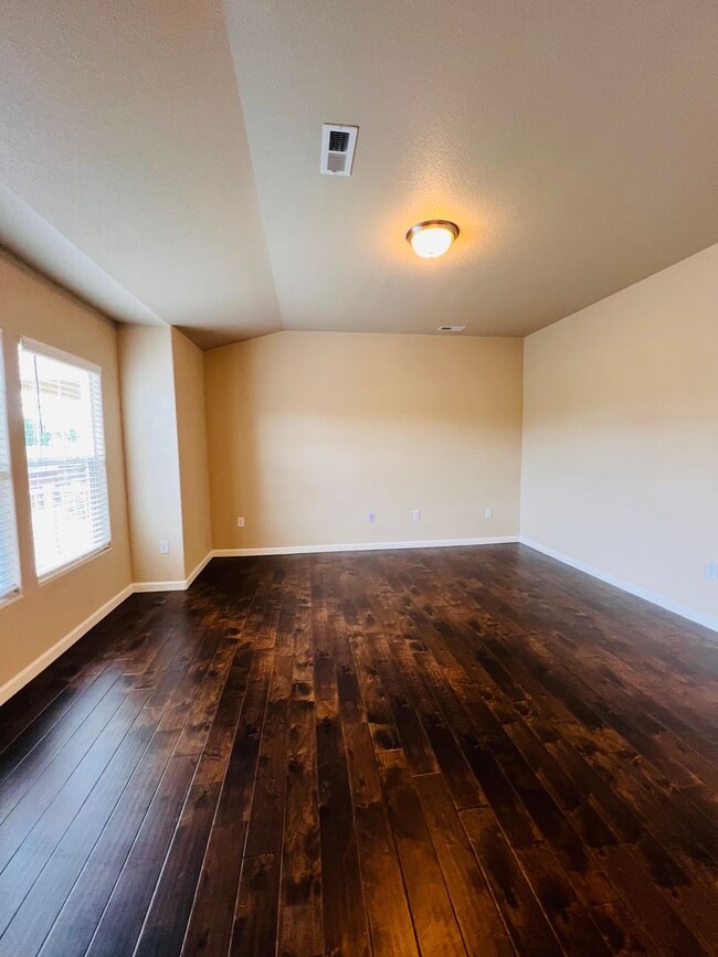 Building Photo - 5640 Shamrock Heights