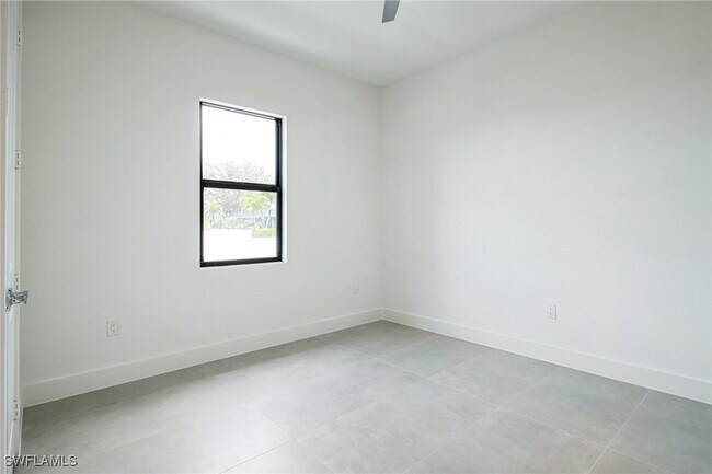 Building Photo - 123 SW 35th Ave