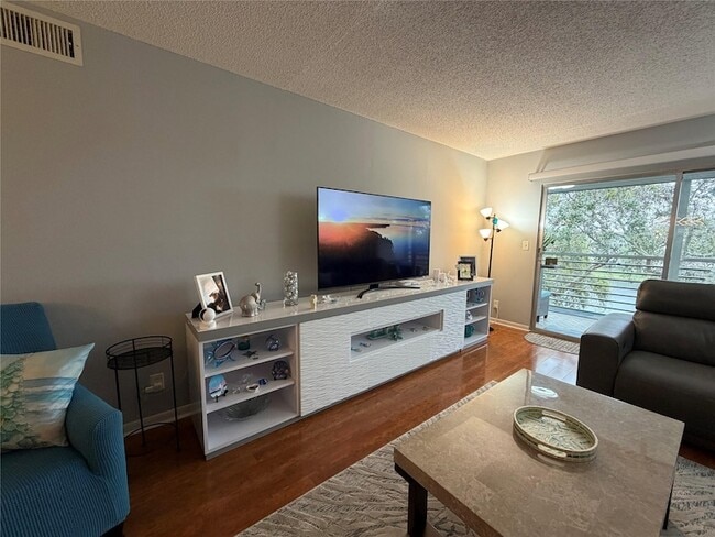 Building Photo - 2304 Lucaya Ln