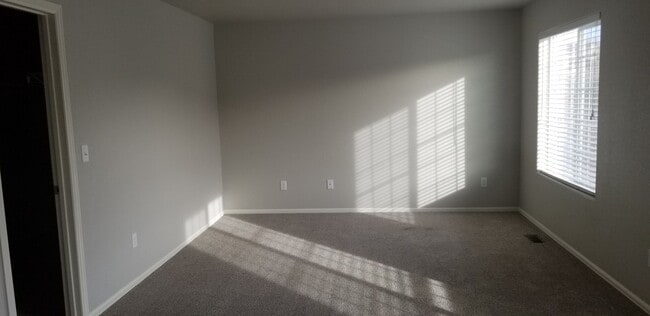 Building Photo - Immaculate 3 Bedroom/3 Bath Townhome Near Powers Corridor!